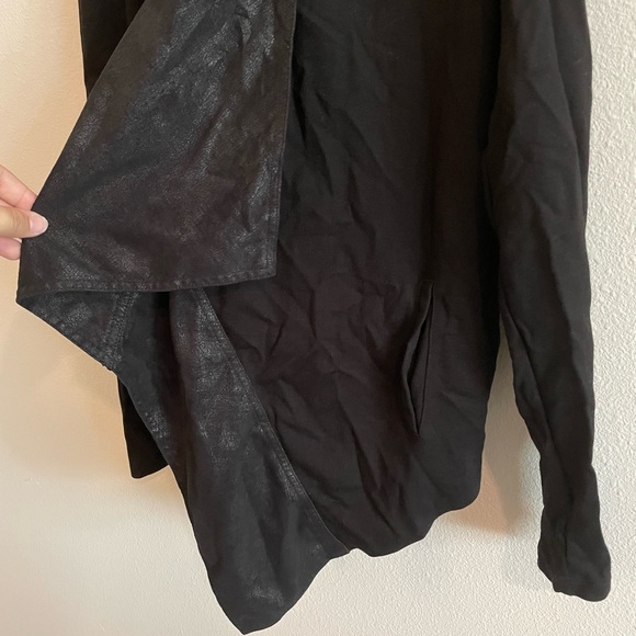 CAbi Owens Waterfall Drape Faux Leather Jacket Women’s Large Style 527 Black - Picture 4 of 6
